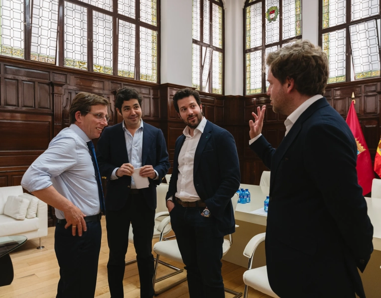 El alcalde de Madrid junto a los consejeros de The New Madrid Post