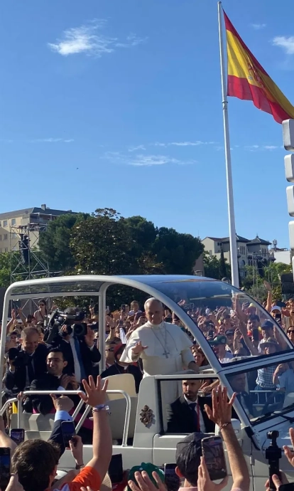 El Papa León XIV a su paso por una calle de Madrid