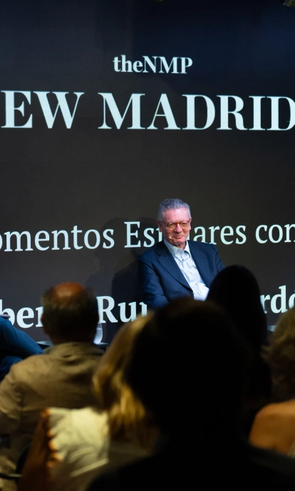 Alberto Ruiz-Gallardón junto a Rodrigo Pinedo, consejero de The New Madrid Post, en Cupra City Garage Madrid