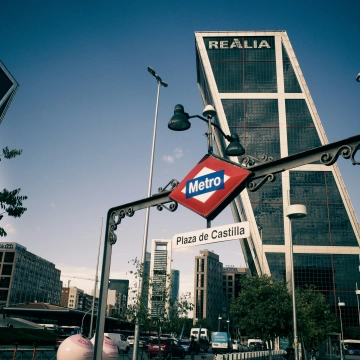 Boca de metro de Plaza Castilla | Unsplash / Ramón Albiol Boca de metro de Plaza Castilla | Unsplash / Ramón Albiol