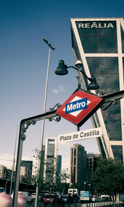 Boca de metro de Plaza Castilla | Unsplash / Ramón Albiol