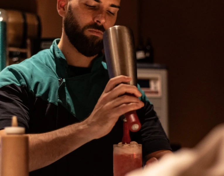 Angelita Madrid, que ofrece vinos, cócteles y cocina tradicional en el barrio de Chueca. Angelita Madrid, que ofrece vinos, cócteles y cocina tradicional en el barrio de Chueca.