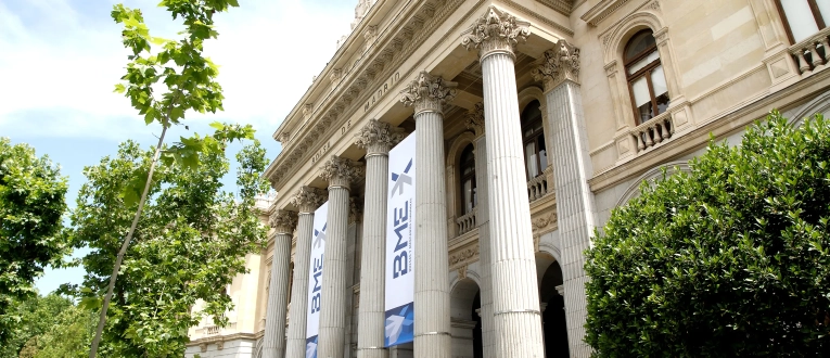 En el número 1 de la Plaza de Lealtad, entre el Paseo del Prado y el Parque del Retiro, está ubicado el monumental Palacio de la Bolsa de Madrid. En el número 1 de la Plaza de Lealtad, entre el Paseo del Prado y el Parque del Retiro, está ubicado el monumental Palacio de la Bolsa de Madrid.