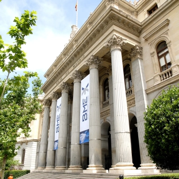 En el número 1 de la Plaza de Lealtad, entre el Paseo del Prado y el Parque del Retiro, está ubicado el monumental Palacio de la Bolsa de Madrid.