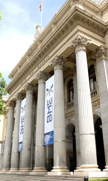 En el número 1 de la Plaza de Lealtad, entre el Paseo del Prado y el Parque del Retiro, está ubicado el monumental Palacio de la Bolsa de Madrid.