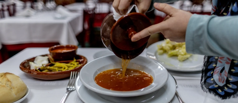 Elaboración del cocido madrileño al estilo tradicional, en el restaurante La Bola. | Ricardo Rubio / Europa Press Elaboración del cocido madrileño al estilo tradicional, en el restaurante La Bola. | Ricardo Rubio / Europa Press