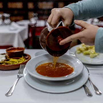 Elaboración del cocido madrileño al estilo tradicional, en el restaurante La Bola. | Ricardo Rubio / Europa Press