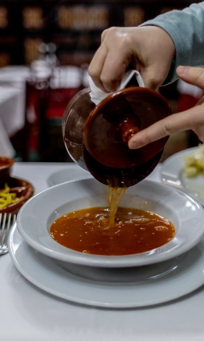 Elaboración del cocido madrileño al estilo tradicional, en el restaurante La Bola. | Ricardo Rubio / Europa Press Elaboración del cocido madrileño al estilo tradicional, en el restaurante La Bola. | Ricardo Rubio / Europa Press