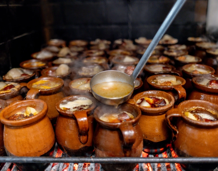 Elaboración del cocido madrileño al estilo tradicional, en el restaurante La Bola. | Ricardo Rubio / Europa Press