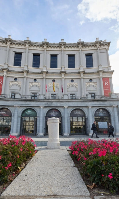 Vista de la fachada del Teatro Real, ubicado en la Plaza de Oriente, frente al Palacio Real.| Jesús Hellín / Europa Pres