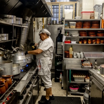 Elaboración del cocido madrileño al estilo tradicional, en el restaurante La Bola. | Ricardo Rubio / Europa Press
