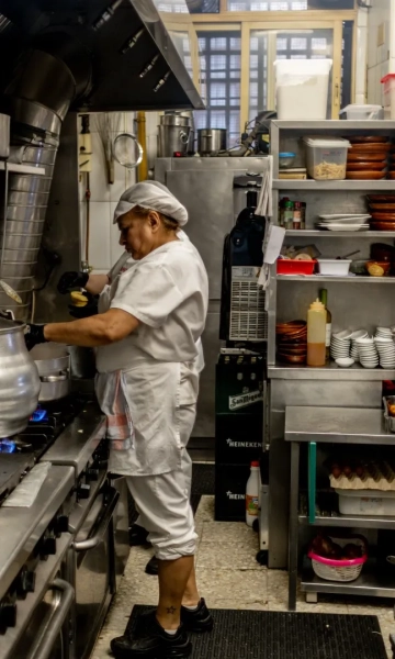 Elaboración del cocido madrileño al estilo tradicional, en el restaurante La Bola. | Ricardo Rubio / Europa Press