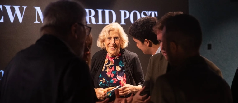 Manuela Carmena y Rodrigo Pinedo conversan en 'Momentos Estelares' de 'The New Madrid Post'. | Javier Rodríguez