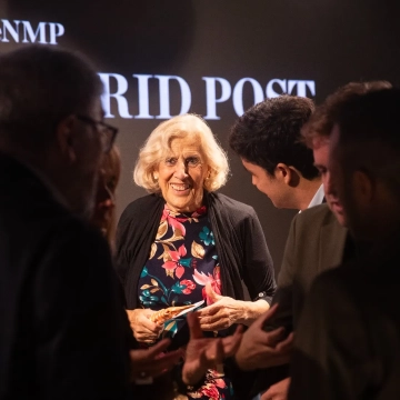 Manuela Carmena y Rodrigo Pinedo conversan en 'Momentos Estelares' de 'The New Madrid Post'. | Javier Rodríguez