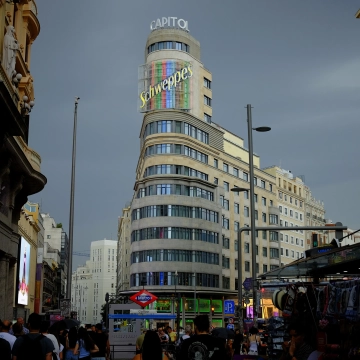 Edificio Capitol (antiguo Carrión), con el famoso cartel de Schweppes en la Gran Vía de Madrid.| Arturo Rosas / Vwpics / Zuma Press / Europa Press
