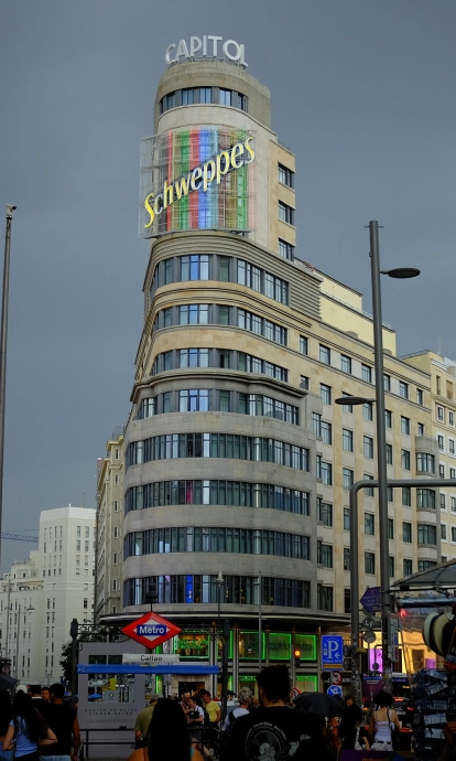 Edificio Capitol (antiguo Carrión), con el famoso cartel de Schweppes en la Gran Vía de Madrid.| Arturo Rosas / Vwpics / Zuma Press / Europa Press
